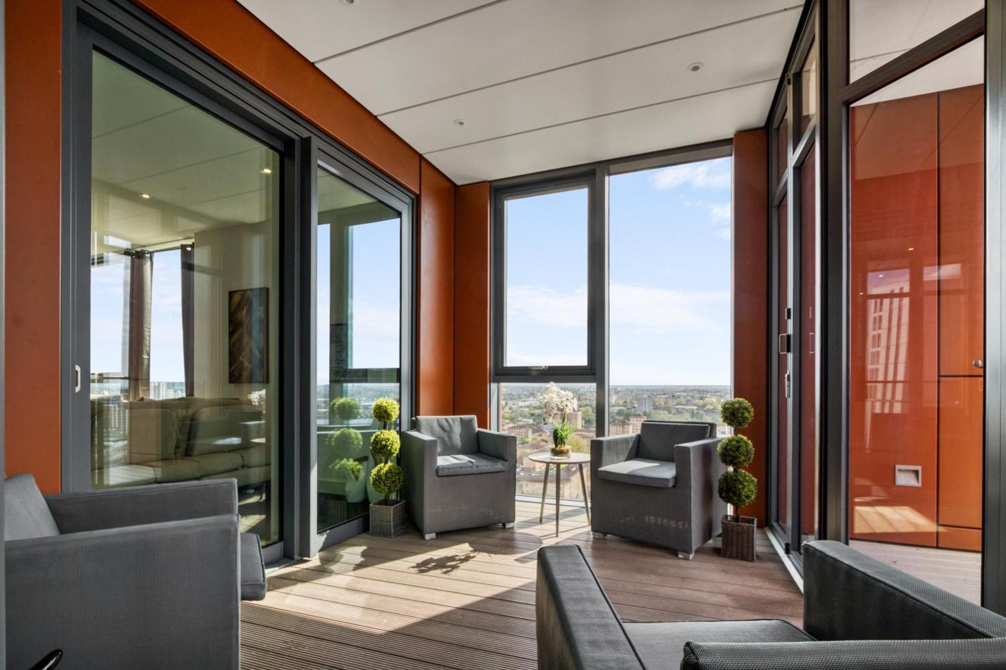 Stunning 360º View Luxurious Penthouse Daire Londra Dış mekan fotoğraf