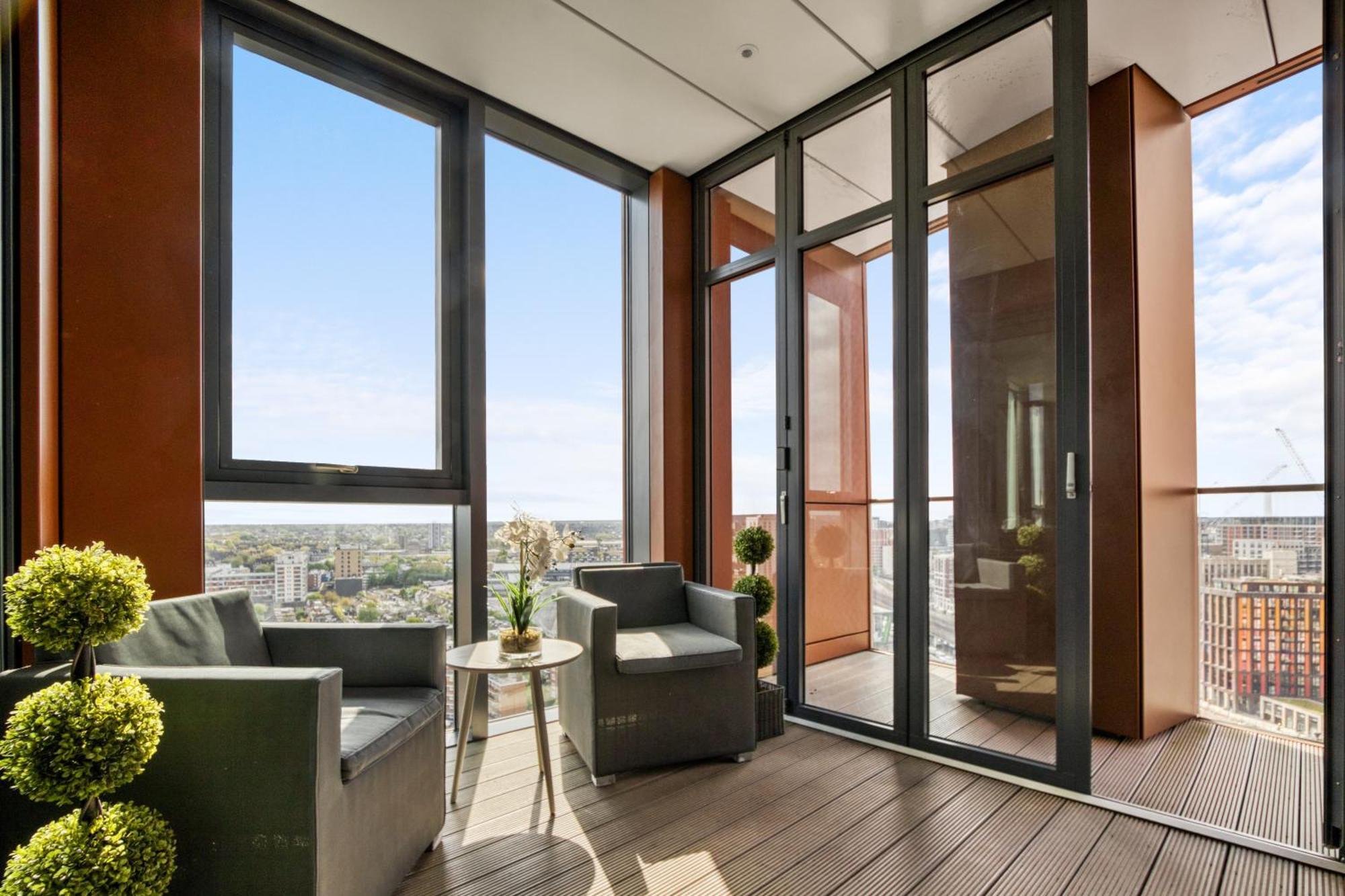 Stunning 360º View Luxurious Penthouse Daire Londra Dış mekan fotoğraf